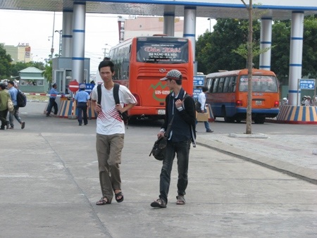 Thi xong môn cuối cùng, nhiều thí sinh ra thẳng nhà ga, bến xe để về quê luôn