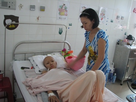 Hồng Vy đang được điều trị tại Bệnh viện Phụ sản - Nhi Đà Nẵng 