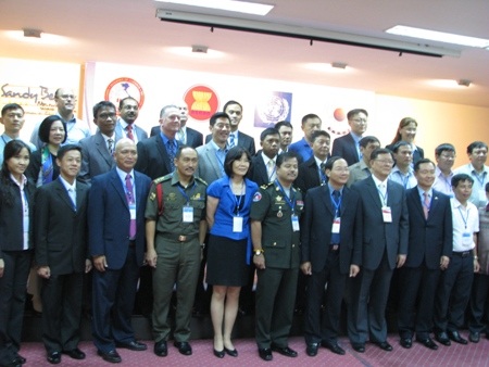 Các đại biểu chụp hình lưu niệm