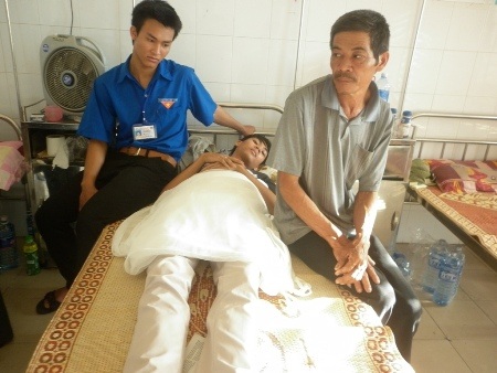 Em Lệnh phải nhập viện điều trị vì bệnh viêm dạ dày ruột cấp.