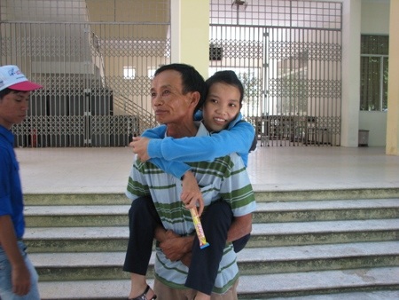 Hai bố con Kim Vân. (Ảnh: Khánh Hồng)