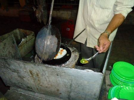 Bánh ép - 1 Người thợ đang làm bánh ép