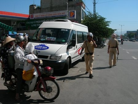 Dùng máy quay phim để xử lý vi phạm giao thông