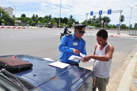Lực lượng chức năng kiểm tra giấy tờ xe quá tải