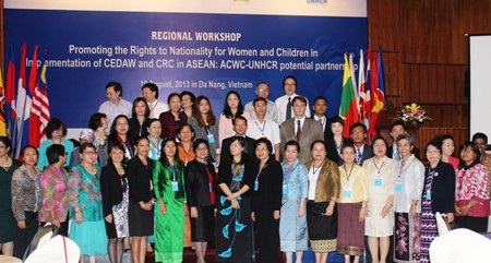 Các đại biểu chụp hình lưu niệm tại hội nghị