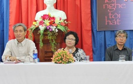 Bà Trần Duy Phương tại lễ ra mắt cuốn tự truyện Tôi nghe tôi hát' vừa qua