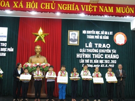 Trao giải thưởng khuyến tài Huỳnh Thúc Kháng cho học sinh giỏi.