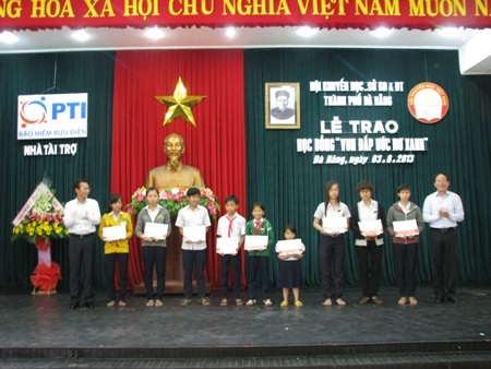 Buổi trao học bổng Vun đắp ước mơ xanh.