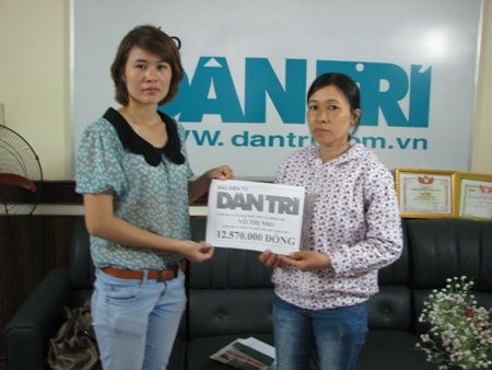PV Dân trí trao tiền cho chị Võ Thị Nho - mẹ của cháu Hồng Vy