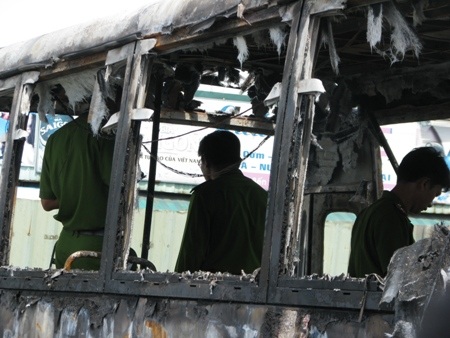 Lực lượng chức năng đang điều tra làm rõ nguyên nhân vụ cháy. 