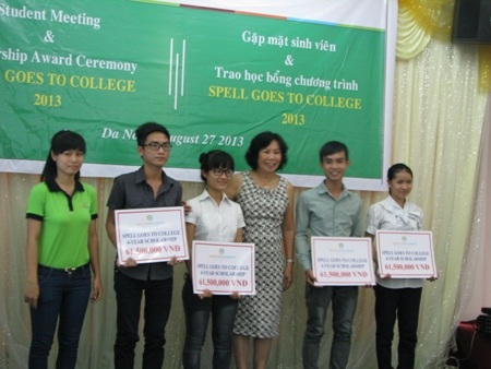 Trao học bổng “SPELL goes to college” tới các tân sinh viên.