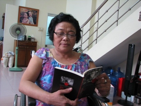 Bà Phương xem lại những trang tự truyện của mình