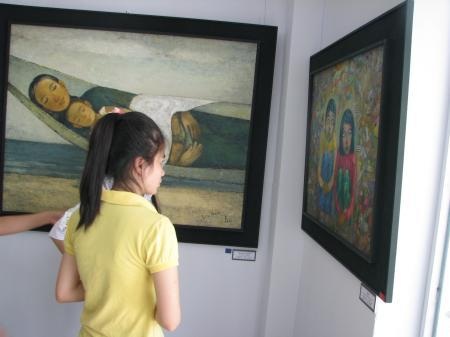 Các
bạn trẻ đang xem triển lãm