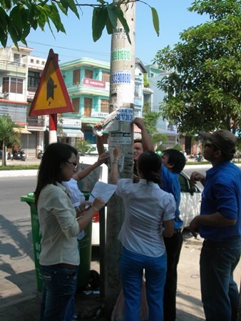 Thanh niên Đà Nẵng ra quân xóa quảng cáo, rao vặt