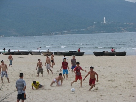 Các bạn trẻ ra biển để chơi thể thao