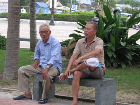 Còn các cụ già thì hóng mát