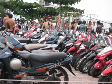 Các điểm giữ xe bên biển chật kín chỗ.