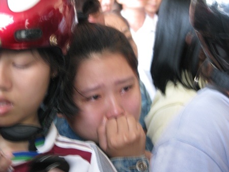 Những giọt nước mắt của em gái tiễn người anh lên đường