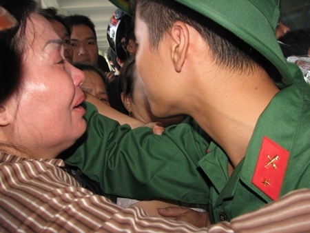 Hai mẹ con bịn rịn không muốn xa