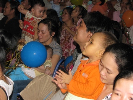 Các em tỏ ra rất háo hứng khi được thưởng thức các trò chơi và các tiết mục văn nghệ