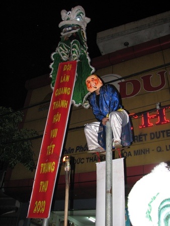 Một màn múa lân hấp dân 