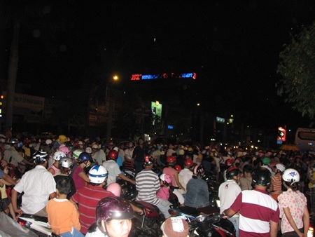 Cầu quá tải, giao thông tê liệt vì dòng người xem hoa đăng