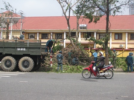 Lực lượng bộ đội dọn vệ sinh trên đường Lê Duẩn