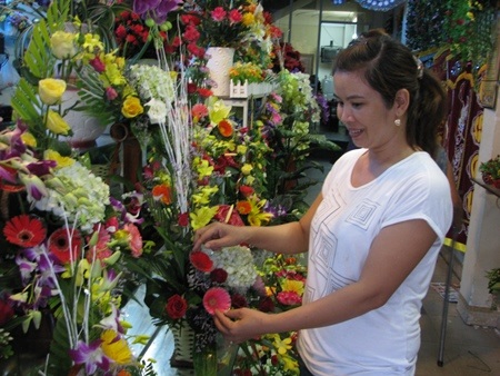 Hoa tươi tiêu thụ chậm do người dân đang tập trung khắc phục hậu quả của bão số 11