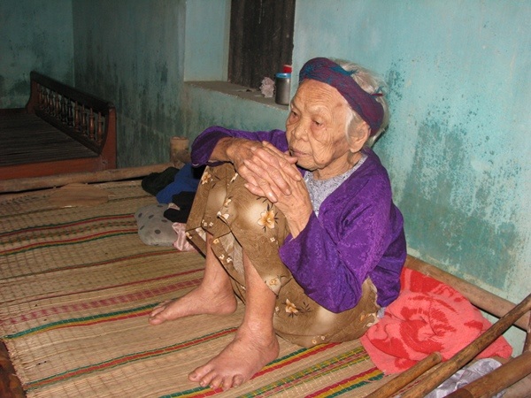 Ngoài nuôi cháu nhỏ, ông Chi còn có mẹ già ngoài 90 tuổi