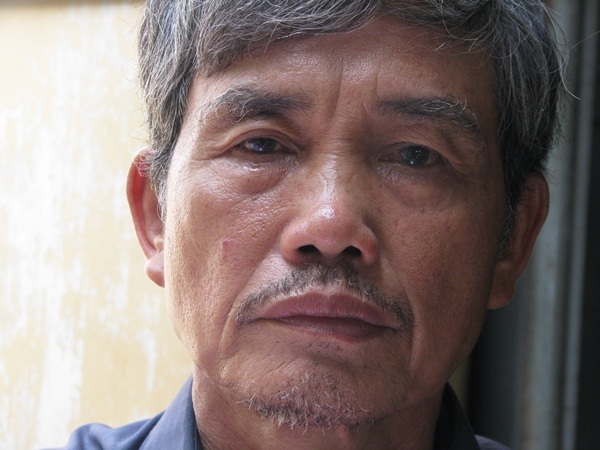 Ngoài nuôi cháu nhỏ, ông Chi còn có mẹ già ngoài 90 tuổi