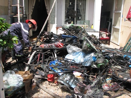 Toàn bộ đồ đạc được lấy xuống từ căn phòng bị cháy