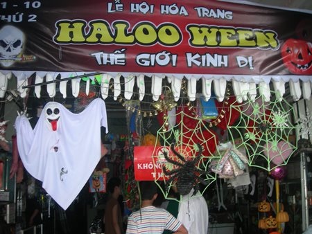 Thị trường đồ hóa trang Halloween đã trở nên sôi động những ngày cận kề