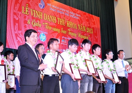 Lễ vinh danh và trao học bổng cho các sinh viên tiêu biểu 