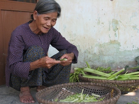 Bà Ba làm mùng để muối đưa ra chợ bán kiếm tiền nuôi hai người con bị bệnh tâm thần 