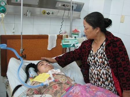 Chị Thương đắng lòng nhìn đứa con gái nằm bất động một chỗ ròng rã 4 năm trời 