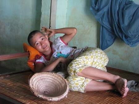 Bà Ba làm mùng để muối đưa ra chợ bán kiếm tiền nuôi hai người con bị bệnh tâm thần 