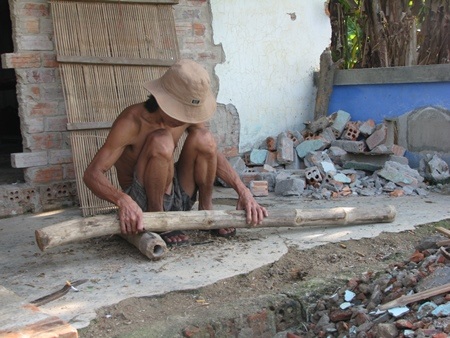 Anh Cư cặm cụi vót khúc tre nhưng chẳng để làm gì 