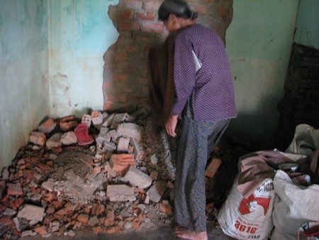 Đống gạch vụn do anh Cư đục từ ngôi nhà  ra