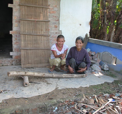 Ba Bà và chị Thoại trước căn nhà  của gia đình 