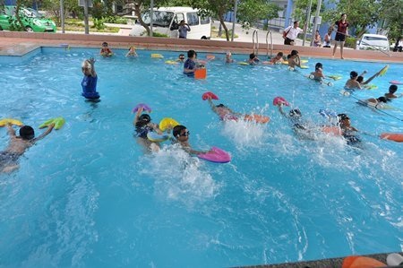 Dạy trẻ học bơi là một trong những cách để phòng chống đuối nước