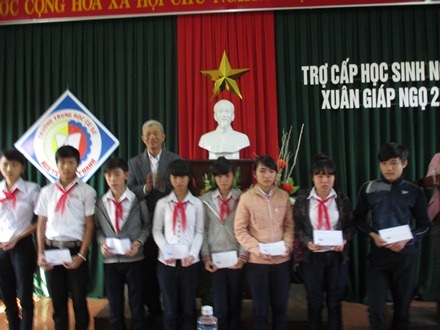 Trao quà Tết cho học sinh có hoàn cảnh khó khăn.