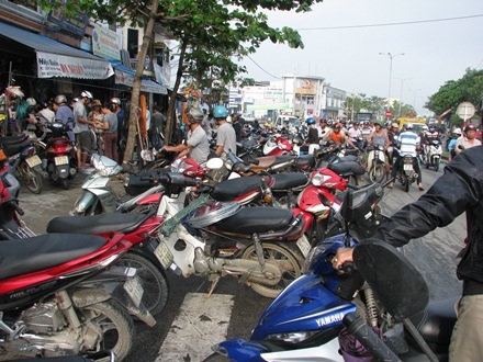 Xe khách hàng để tràn xuống lòng lề đường 