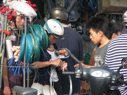 Hối hả mua đồ về chèn chống lại nhà cửa