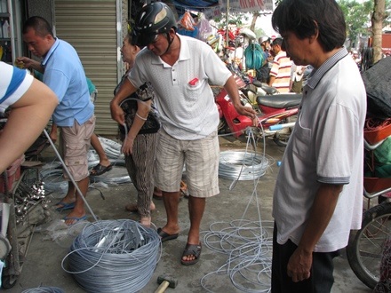 Mua dây thép để cột lại nhà