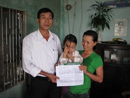 Hơn 22 triệu đồng đến với bé gái mắt mờ, tai điếc, tim bẩm sinh