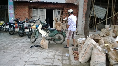 Bắt đầu chống bão - 5 Người dân chở cát về chèn chống nhà cửa