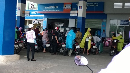 Lo đổ xăng dự trữ 