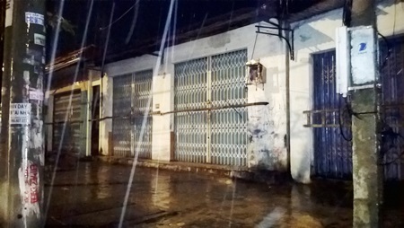 Đà Nẵng mưa nặng hạt, đường phố vắng vẻ - 6 Nhà cửa đã được chèn chống cẩn thận