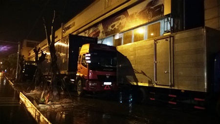 Đà Nẵng mưa nặng hạt, đường phố vắng vẻ - 7 Một số cơ quan, doanh nghiệp đưa conternai về chắn phía trước phòng tránh bão đánh vỡ kính