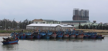 Tàu cá của ngư dân đang neo đậu 